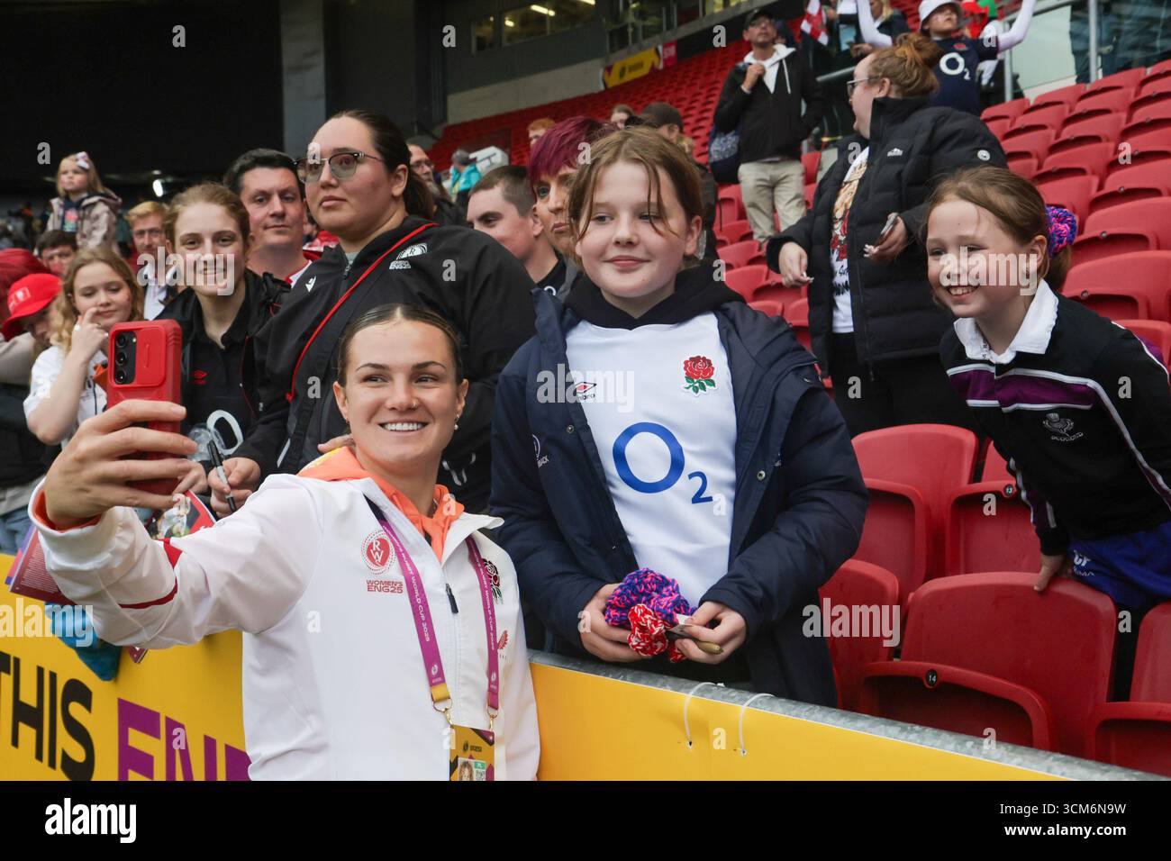 Bristol, Regno Unito. 14 agosto 2025. Ellie Kildunne (ENG) scattando selfie con i tifosi dopo la partita di Coppa del mondo di rugby Inghilterra contro Scozia all'Ashton Gate Stadium. SOLO PER USO EDITORIALE. NON PER USO COMMERCIALE. Bristol, Regno Unito © ️ crediti: Elsie Kibue/Alamy Live News Foto Stock
