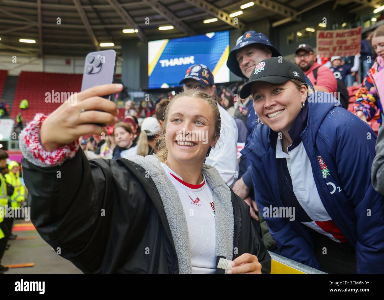 Bristol, Regno Unito. 14 agosto 2025. Zoe Aldcroft (Capitano) (ENG) scattando selfie con i tifosi dopo la partita di Coppa del mondo di rugby Inghilterra contro Scozia all'Ashton Gate Stadium. SOLO PER USO EDITORIALE. NON PER USO COMMERCIALE. Bristol, Regno Unito © ️ crediti: Elsie Kibue/Alamy Live News Foto Stock