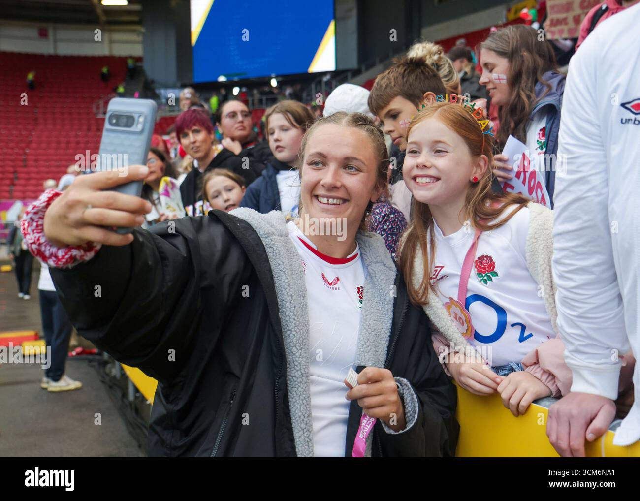 Bristol, Regno Unito. 14 agosto 2025. Zoe Aldcroft (Capitano) (ENG) scattando selfie con i tifosi dopo la partita di Coppa del mondo di rugby Inghilterra contro Scozia all'Ashton Gate Stadium. SOLO PER USO EDITORIALE. NON PER USO COMMERCIALE. Bristol, Regno Unito © ️ crediti: Elsie Kibue/Alamy Live News Foto Stock