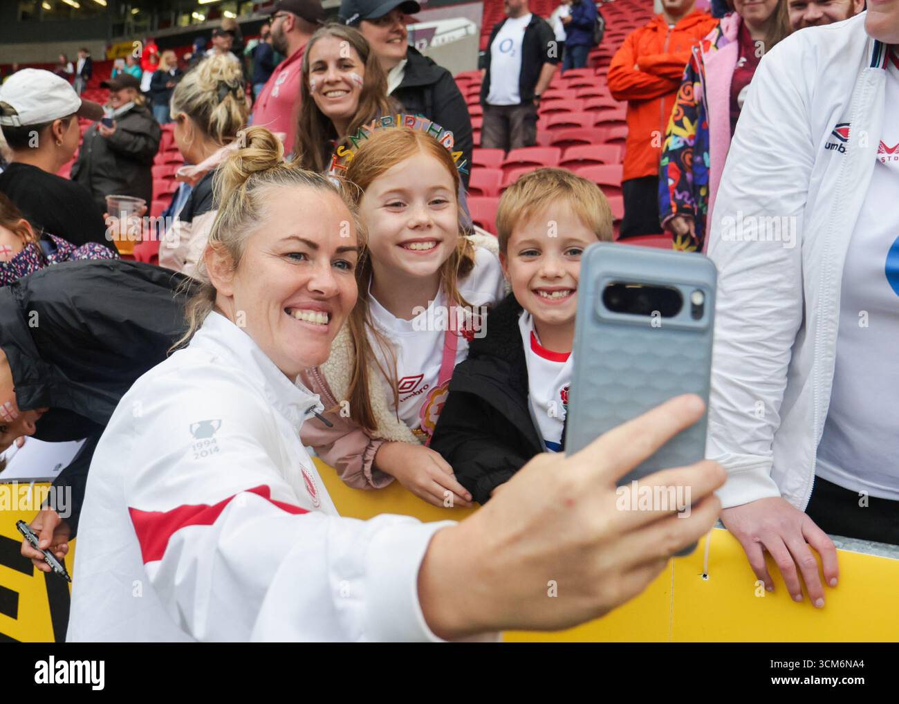 Bristol, Regno Unito. 14 agosto 2025. Marlie Parker (ENG) scattando selfie con i tifosi dopo la partita di Coppa del mondo di rugby Inghilterra contro Scozia all'Ashton Gate Stadium. SOLO PER USO EDITORIALE. NON PER USO COMMERCIALE. Bristol, Regno Unito © ️ crediti: Elsie Kibue/Alamy Live News Foto Stock