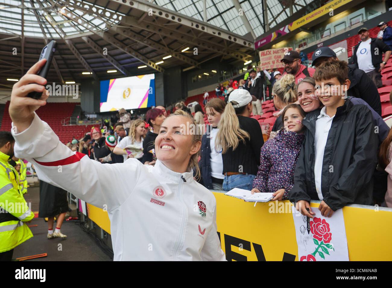 Bristol, Regno Unito. 14 agosto 2025. Marlie Parker (ENG) scattando selfie con i tifosi dopo la partita di Coppa del mondo di rugby Inghilterra contro Scozia all'Ashton Gate Stadium. SOLO PER USO EDITORIALE. NON PER USO COMMERCIALE. Bristol, Regno Unito © ️ crediti: Elsie Kibue/Alamy Live News Foto Stock