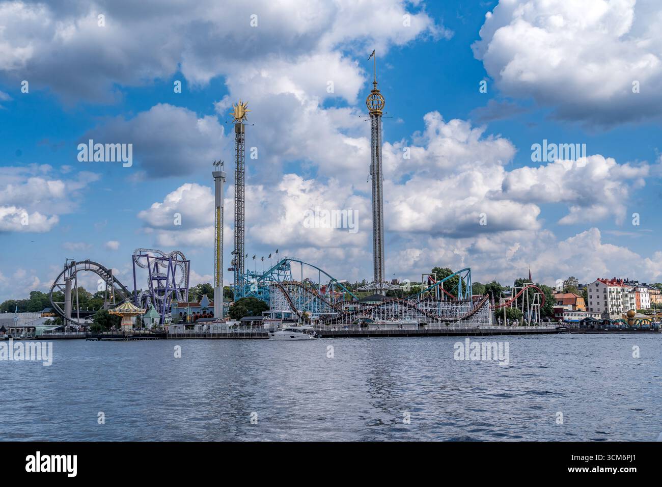 Vista del parco divertimenti Gröna Lund di Stoccolma con montagne russe e torre di lancio Foto Stock