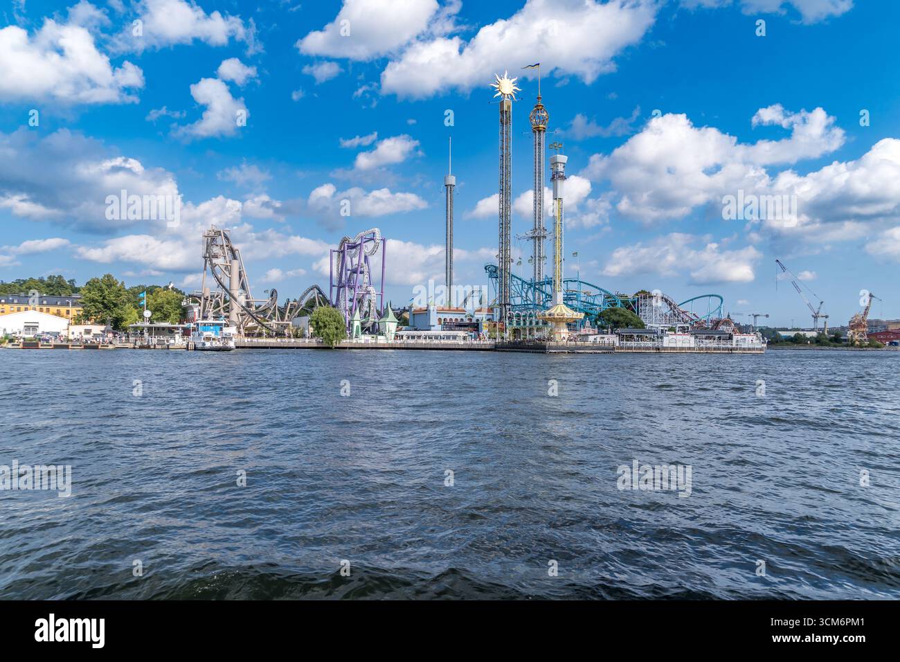 Vista del parco divertimenti Gröna Lund di Stoccolma con montagne russe e torre di lancio Foto Stock