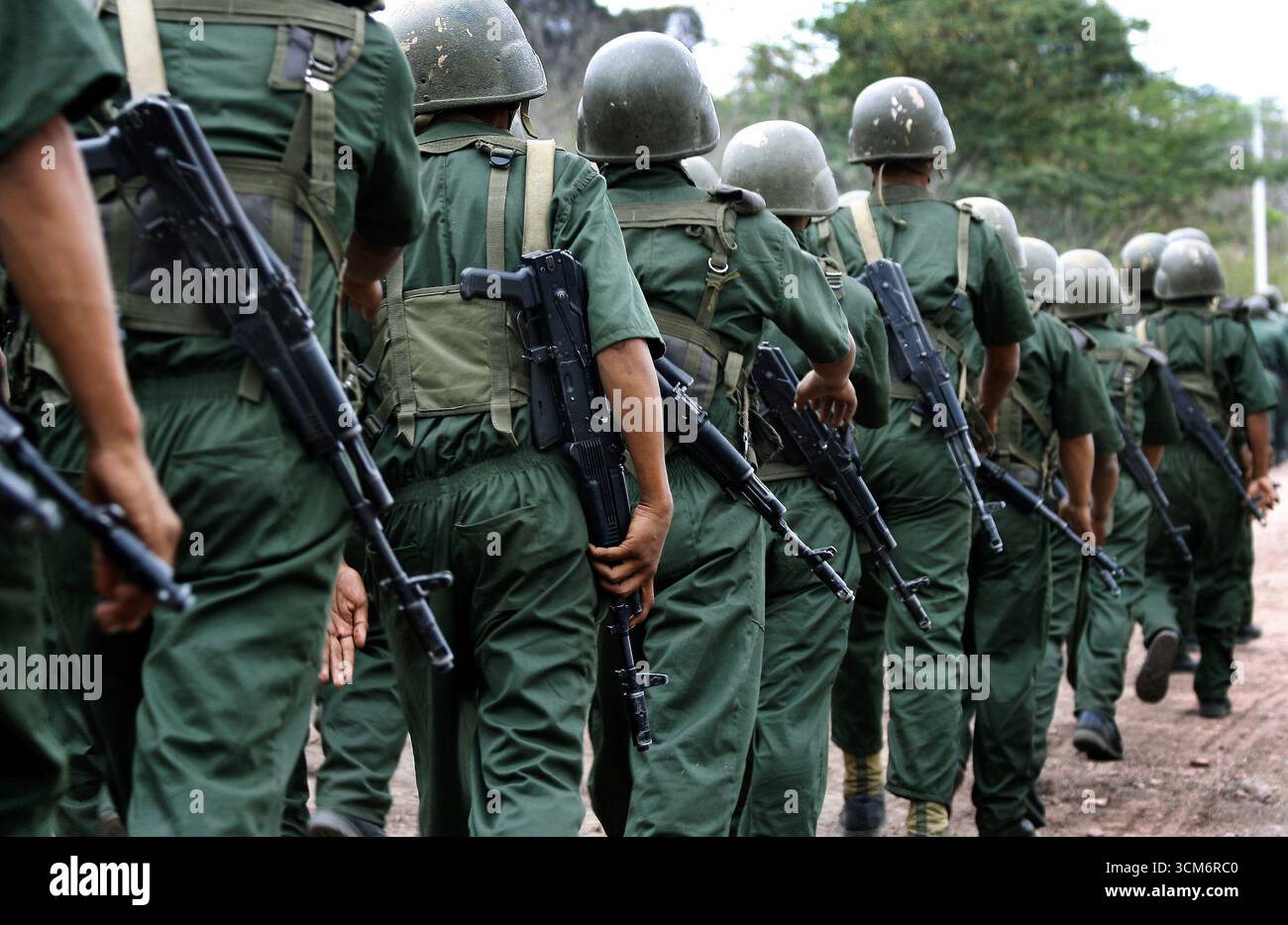 Venezuela-Maracaibo - 14 settembre 2025. I membri della riserva, i membri della milizia e le giovani reclute dovrebbero partecipare alle manovre di addestramento e tiro militari convocate dal presidente Nicolás Maduro in tutte le caserme del paese questa domenica, 14 settembre, nella città di Maracaibo, Venezuela. il presidente ha invitato i riservisti, i membri della milizia e le giovani reclute a presentarsi alla caserma questo fine settimana per ricevere un addestramento militare e imparare a sparare per difendere la sovranità del paese di fronte a quella che egli descrive come una minaccia degli Stati Uniti. ? (Foto di Humberto Matheu Foto Stock