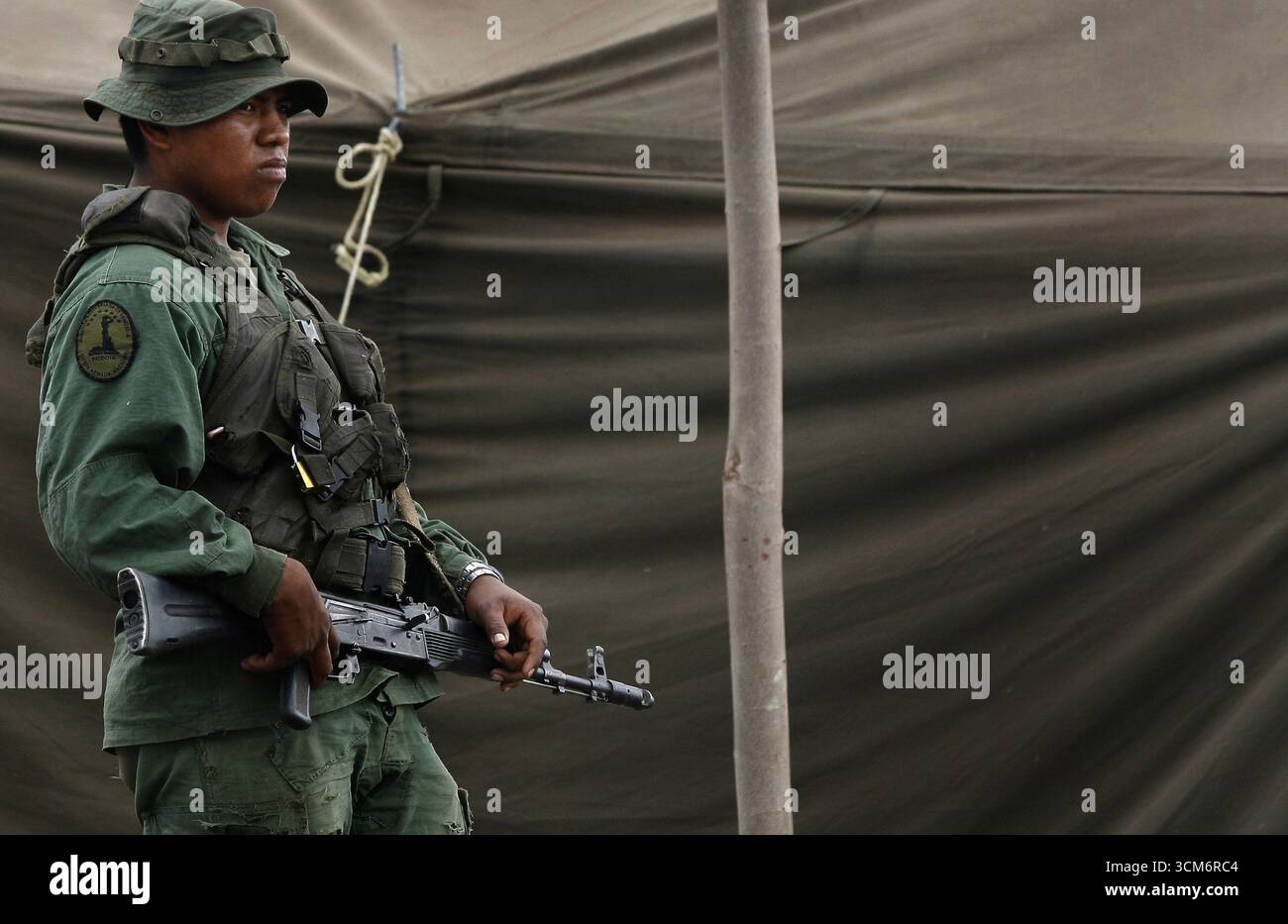 Venezuela-Maracaibo - 14 settembre 2025. I membri della riserva, i membri della milizia e le giovani reclute dovrebbero partecipare alle manovre di addestramento e tiro militari convocate dal presidente Nicolás Maduro in tutte le caserme del paese questa domenica, 14 settembre, nella città di Maracaibo, Venezuela. il presidente ha invitato i riservisti, i membri della milizia e le giovani reclute a presentarsi alla caserma questo fine settimana per ricevere un addestramento militare e imparare a sparare per difendere la sovranità del paese di fronte a quella che egli descrive come una minaccia degli Stati Uniti. ? (Foto di Humberto Matheu Foto Stock