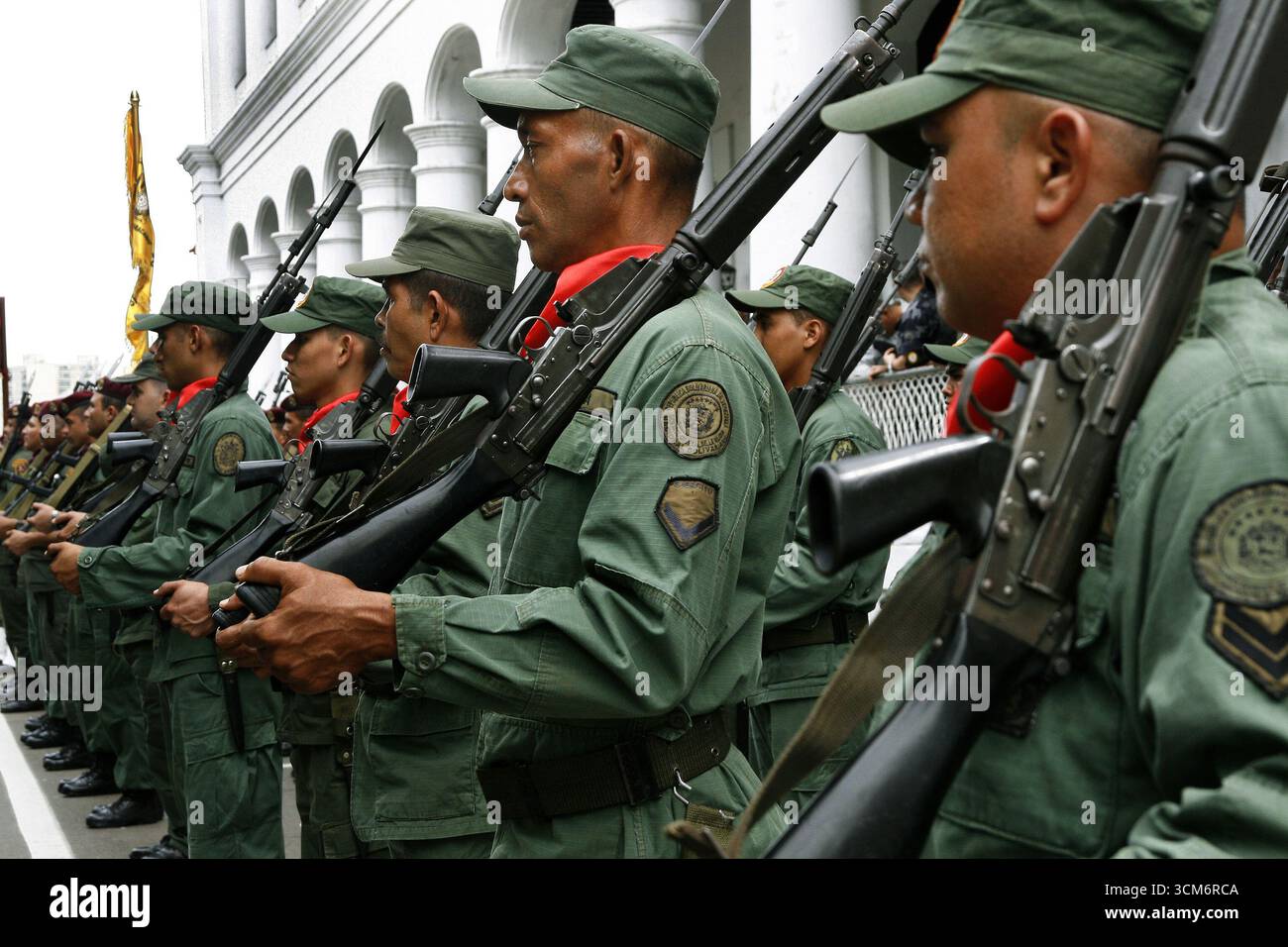 Venezuela-Maracaibo - 14 settembre 2025. I membri della riserva, i membri della milizia e le giovani reclute dovrebbero partecipare alle manovre di addestramento e tiro militari convocate dal presidente Nicolás Maduro in tutte le caserme del paese questa domenica, 14 settembre, nella città di Maracaibo, Venezuela. il presidente ha invitato i riservisti, i membri della milizia e le giovani reclute a presentarsi alla caserma questo fine settimana per ricevere un addestramento militare e imparare a sparare per difendere la sovranità del paese di fronte a quella che egli descrive come una minaccia degli Stati Uniti. ? (Foto di Humberto Matheu Foto Stock