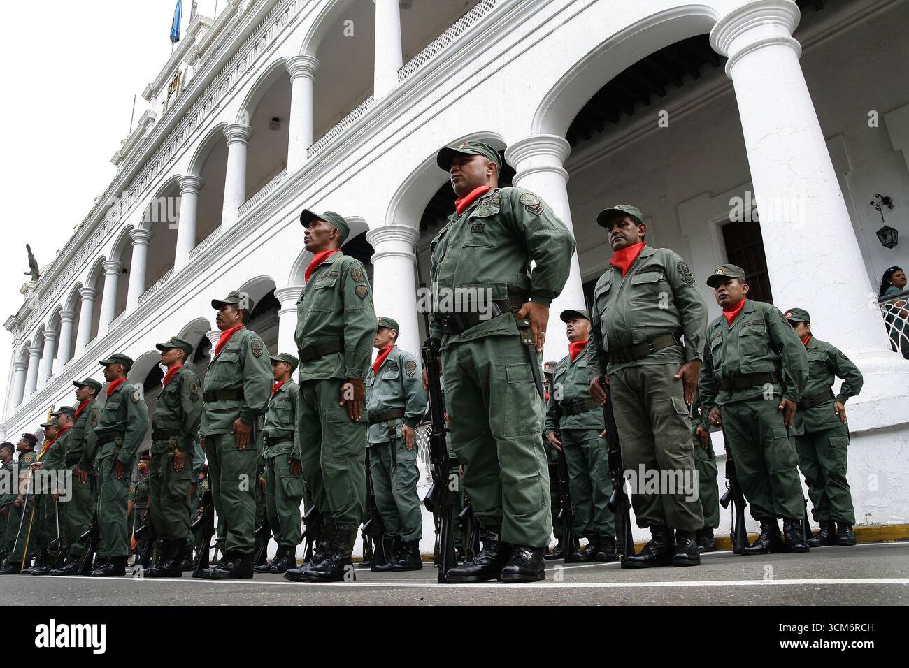 Venezuela-Maracaibo - 14 settembre 2025. I membri della riserva, i membri della milizia e le giovani reclute dovrebbero partecipare alle manovre di addestramento e tiro militari convocate dal presidente Nicolás Maduro in tutte le caserme del paese questa domenica, 14 settembre, nella città di Maracaibo, Venezuela. il presidente ha invitato i riservisti, i membri della milizia e le giovani reclute a presentarsi alla caserma questo fine settimana per ricevere un addestramento militare e imparare a sparare per difendere la sovranità del paese di fronte a quella che egli descrive come una minaccia degli Stati Uniti. ? (Foto di Humberto Matheu Foto Stock