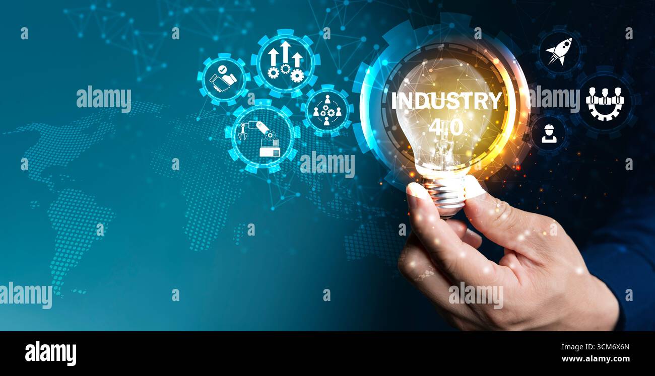Lampada a incandescenza con icone Industry 4,0 e sfondo digitale della mappa del mondo. Concetto di tecnologia intelligente, automazione, innovazione, artistica Foto Stock