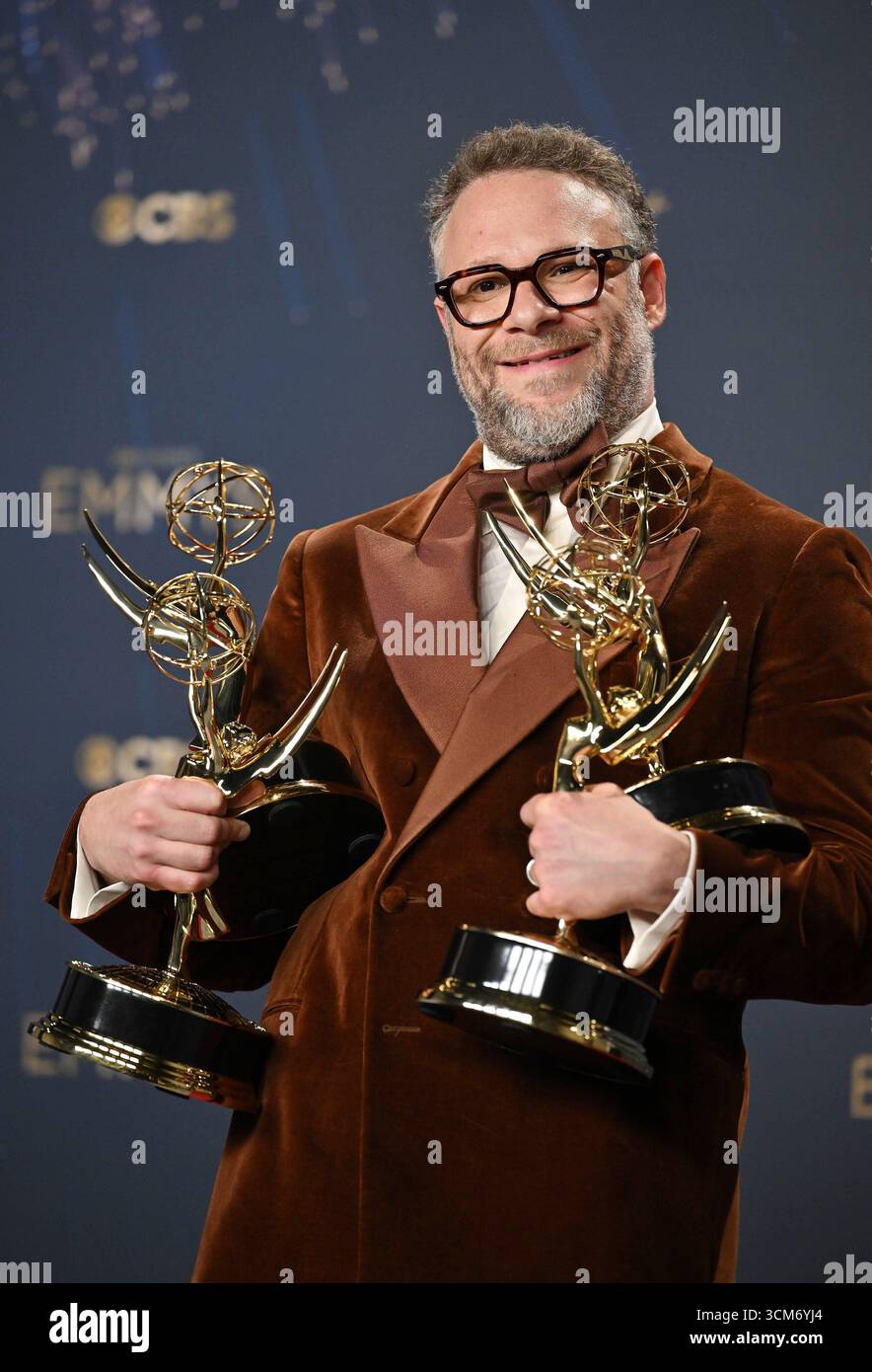 Los Angeles, Stati Uniti. 14 settembre 2025. Seth Rogen detiene gli Emmy per la scrittura eccezionale per una serie comica, per la regia eccezionale per una serie comica, per l'attore protagonista in una serie comica e per la serie comica eccezionale per "The Studio", dietro le quinte durante il 77° Primetime Emmy Awards al Peacock Theater di Los Angeles domenica 14 settembre 2025. Foto di Chris Chew/UPI. Crediti: UPI/Alamy Live News Foto Stock