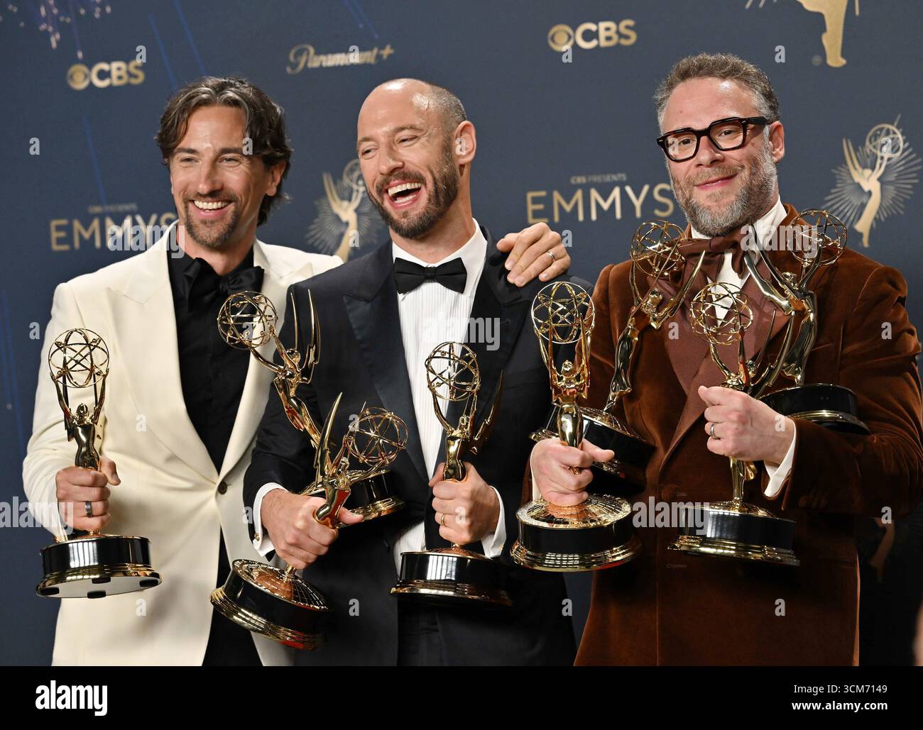 Los Angeles, Stati Uniti. 14 settembre 2025. (L-R) James Weaver, Evan Goldberg, e Seth Rogen detengono l'Emmy for Outstanding Comedy Series, Outstanding Writing for a Comedy Series, Lead Actor in a Comedy Series e altro ancora per The Studio, nel backstage durante il 77° Primetime Emmy Awards annuale al Peacock Theater di Los Angeles domenica 14 settembre 2025. Foto di Chris Chew/UPI. Crediti: UPI/Alamy Live News Foto Stock