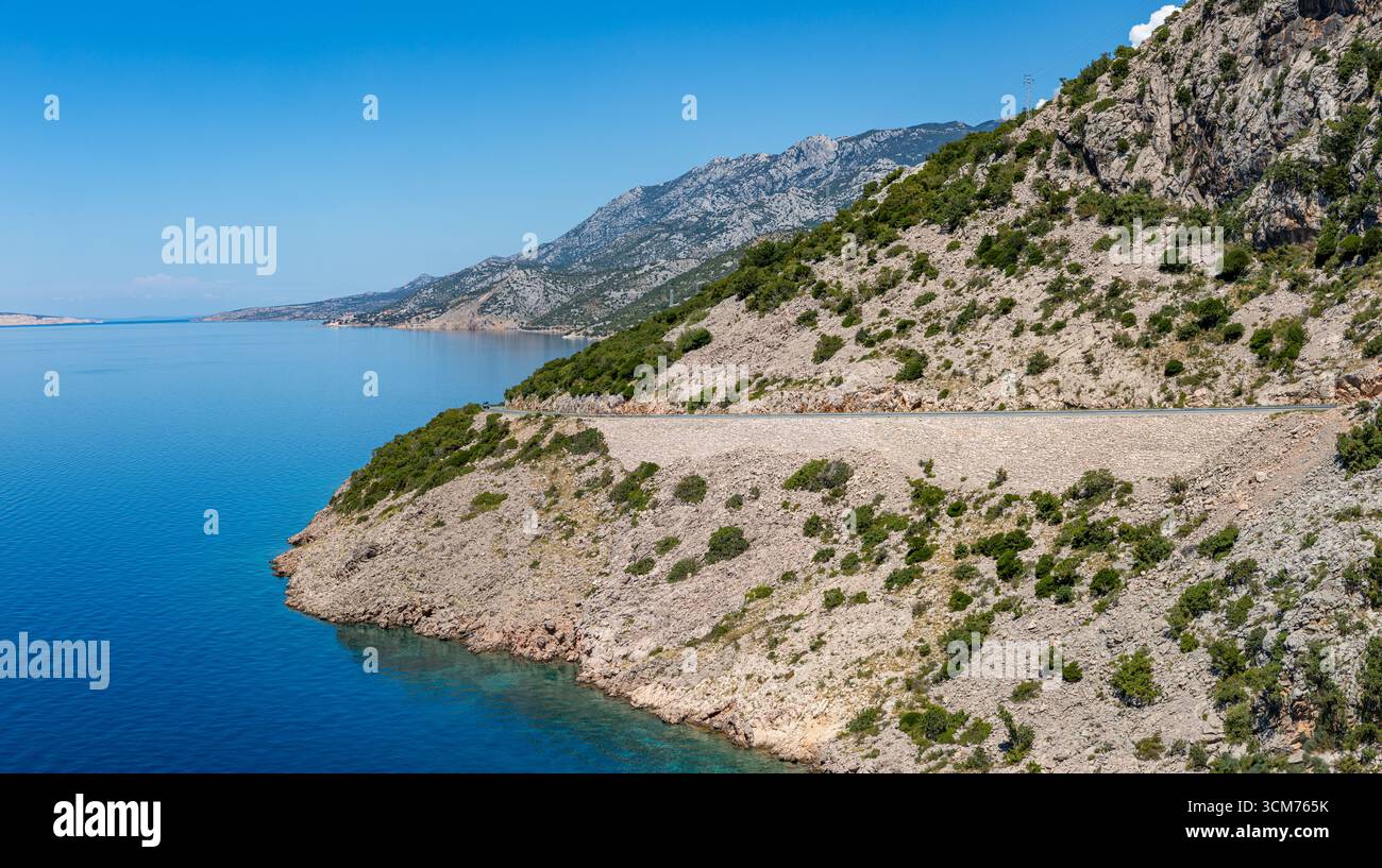 Küstenstraße Kroatien mit Wasser Fels und Bergen Foto Stock