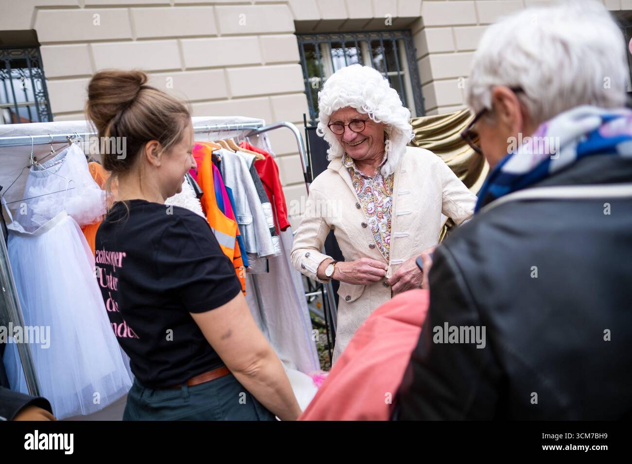 Besucher beim Tag der offenen Tür in der Staatsoper Unter den Linden a Berlino. / Visitatori all'open House dello Staatsoper Unter den Linden di Berlino. Fotografia istantanea/K.M.Krause *** visitatori presso l'open House dello Staatsoper Unter den Linden di Berlino visitatori presso l'open House dello Staatsoper Unter den Linden di Berlino fotografia istantanea K M Krause Foto Stock