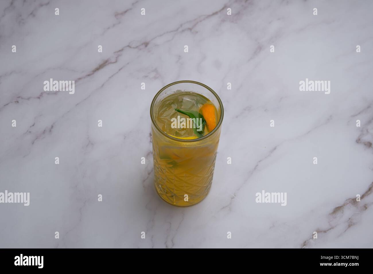 Una bevanda rinfrescante e gustosa agli agrumi servita in un bicchiere alto con ghiaccio per il massimo piacere Foto Stock