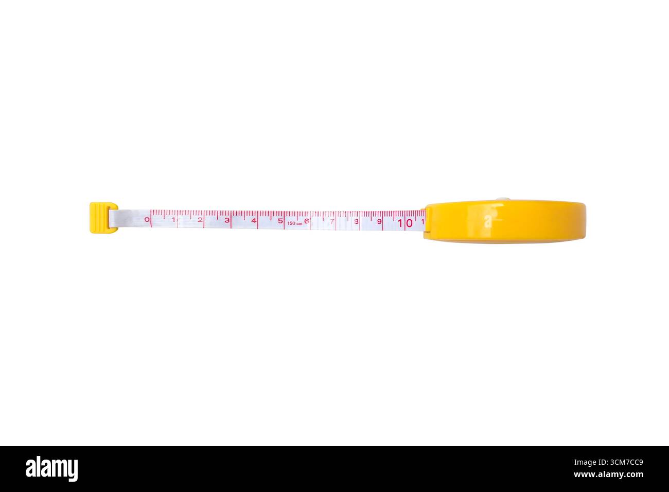 Nastro di misurazione flessibile isolato su sfondo bianco con custodia in plastica gialla, nastro bianco esteso con marcature rosse al centimetro, utensile per cucire, t Foto Stock