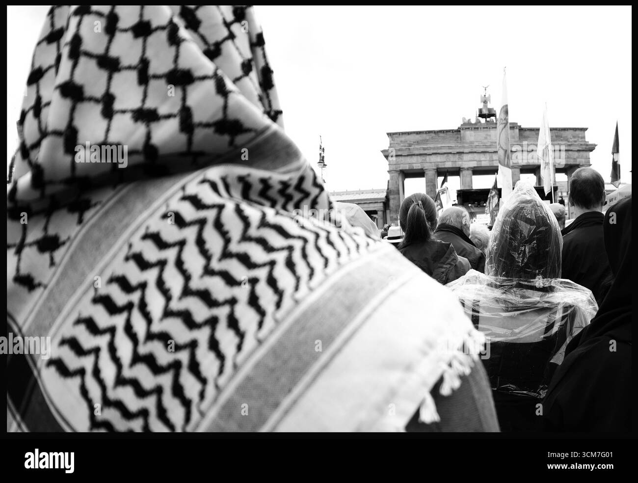 Berlino, Solidaritätskundgebung am Brandenburger Tor GER, Berlin,20250913, Berlin, Solidaritätskundgebung am Brandenburger Tor ,Proteste gegen den GAZA Keieg-mit CA.15,000 Teilnehmern, Frieden statt Waffen, keine Waffen in Kriegsgebiete, Stopp den Völkermord ** Berlino, manifestazione di solidarietà alla porta di Brandeburgo GER, Berlino,20250913, Berlino, manifestazione di solidarietà alle 15.000 contro le armi contro la porta di GAZA, contro la guerra di GAZA, contro il genocidio contro la porta di Brandeburgo Foto Stock