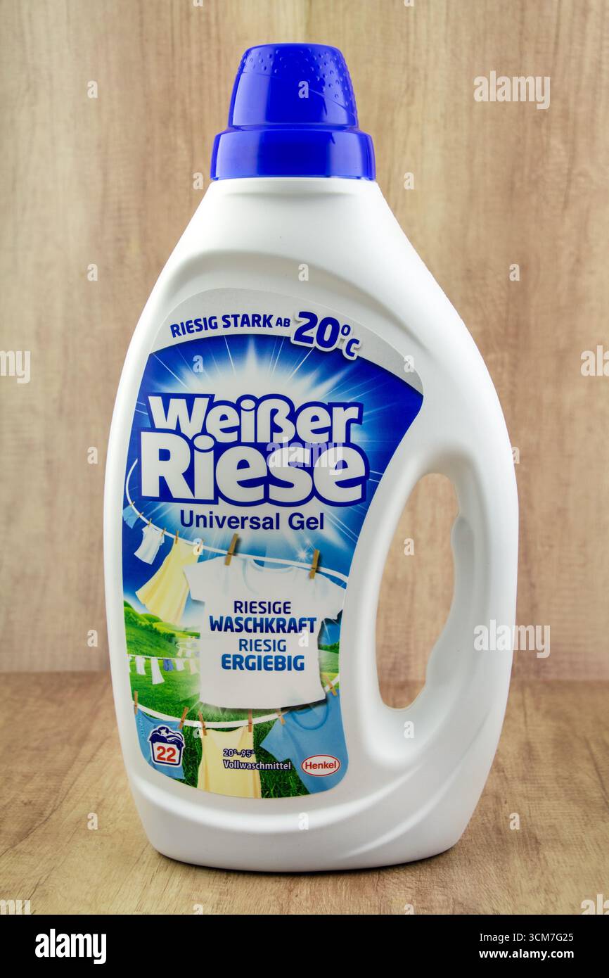Henkel Weißer Riese Color Gel Vollwaschmittel bei 20 Grad freigestellt Hintergrund Holz Foto Stock