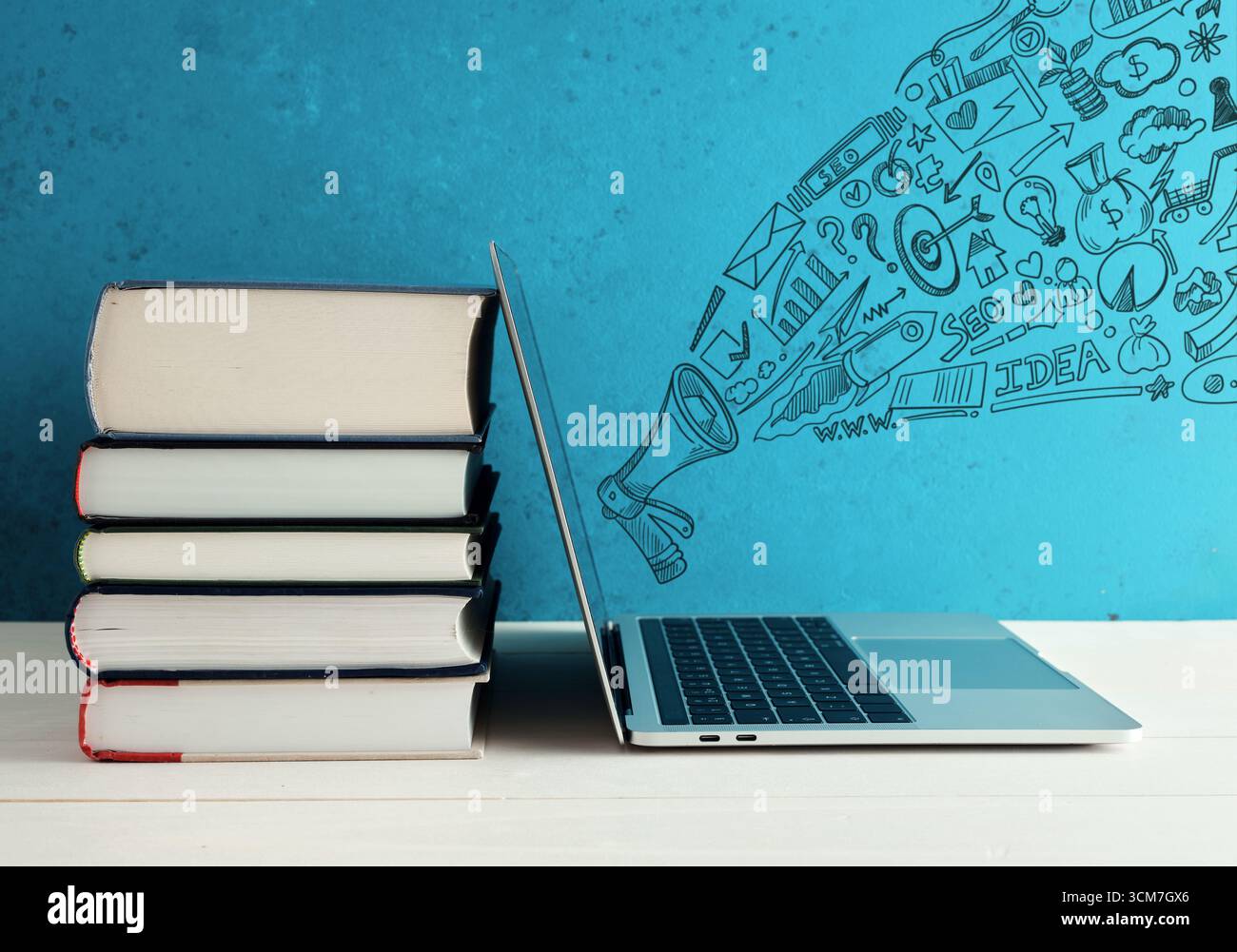 Notebook che espone idee di marketing per le aziende, con uno schizzo megafono su uno sfondo blu brillante, che enfatizza la formazione aziendale Foto Stock