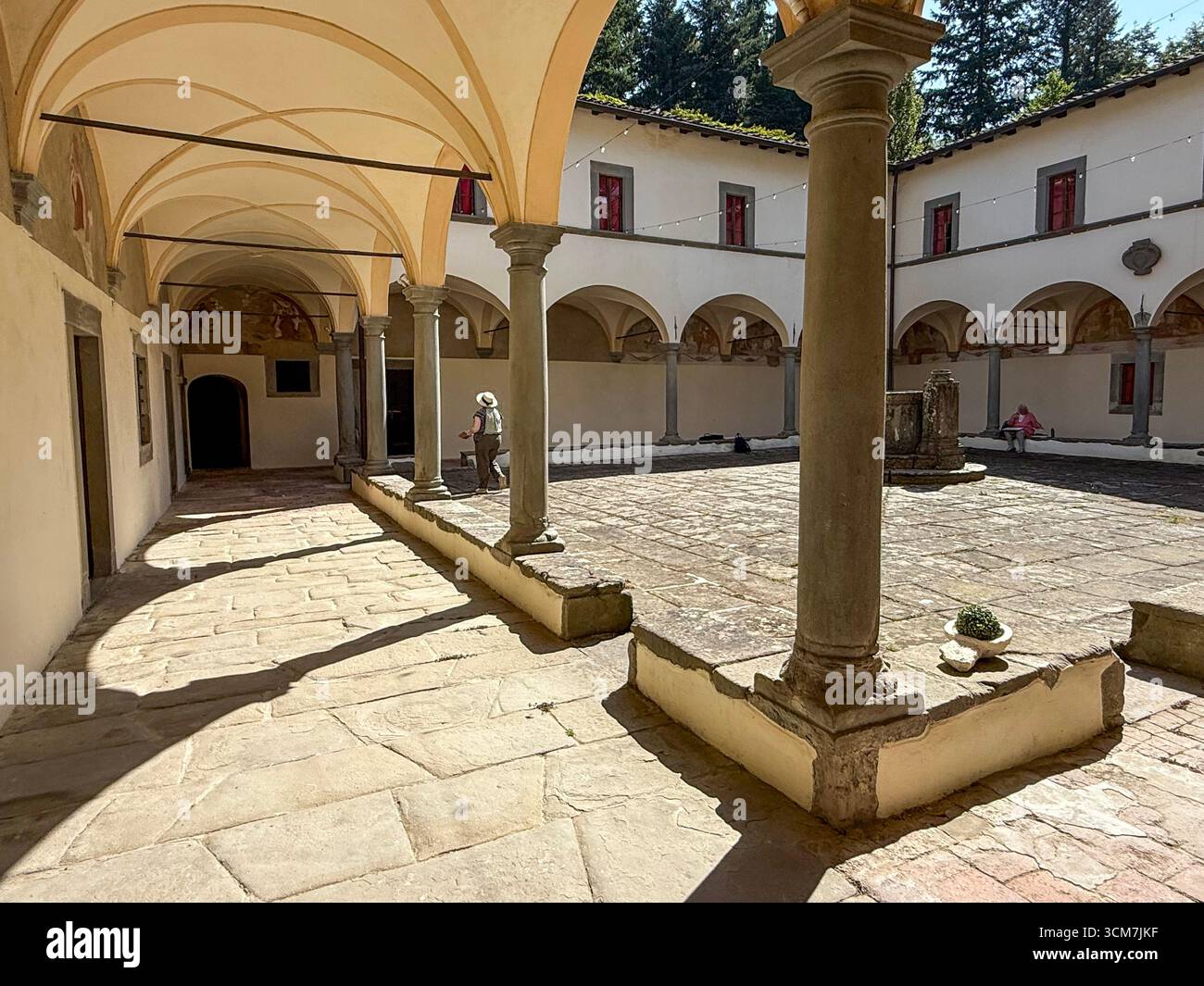 Cortile principale con chiostri circostanti e un pozzo nel centro del monastero del vi secolo chiamato 11 convento del Carmine si trova vicino ai piccoli medi - Immagine stock catturata con smartphone