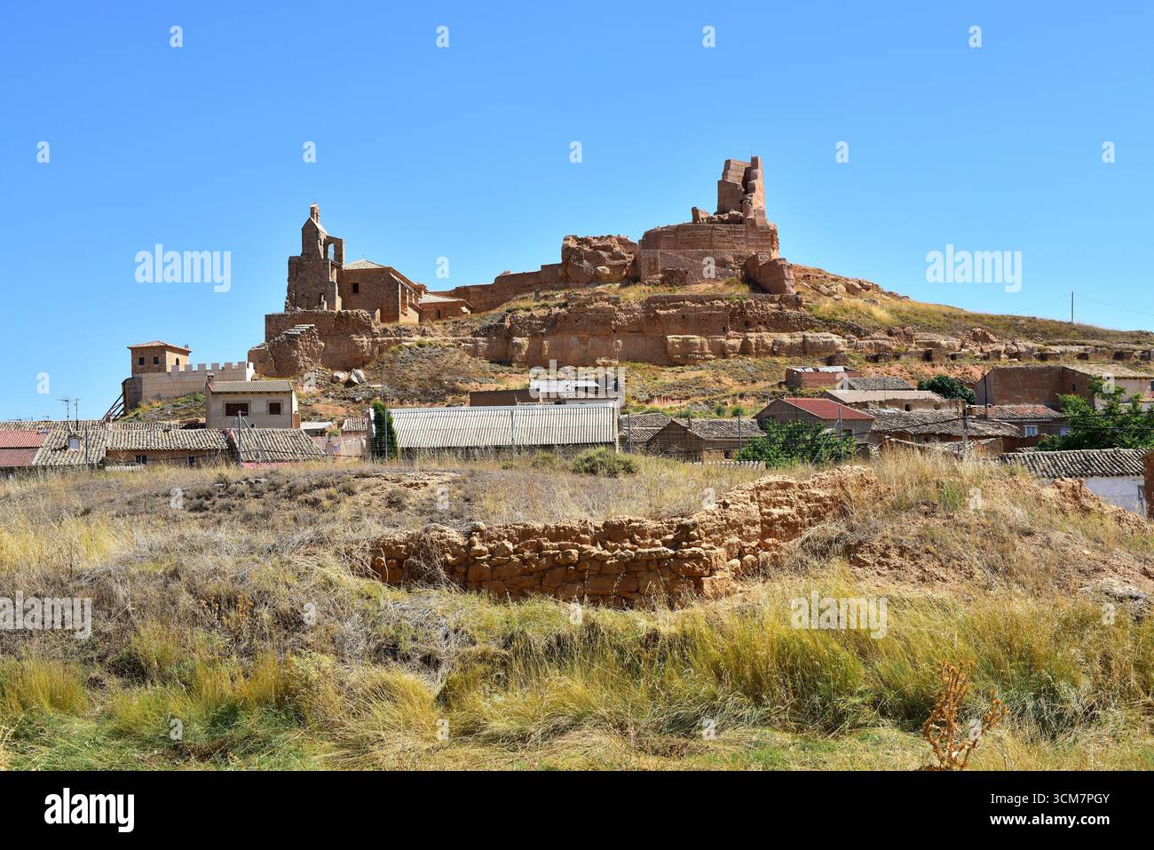 Monreal de Ariza, castello (XII secolo) e Nuestra Señora de la Asunción chiesa di origine romanica. Saragozza, Aragón, Spagna. Foto Stock