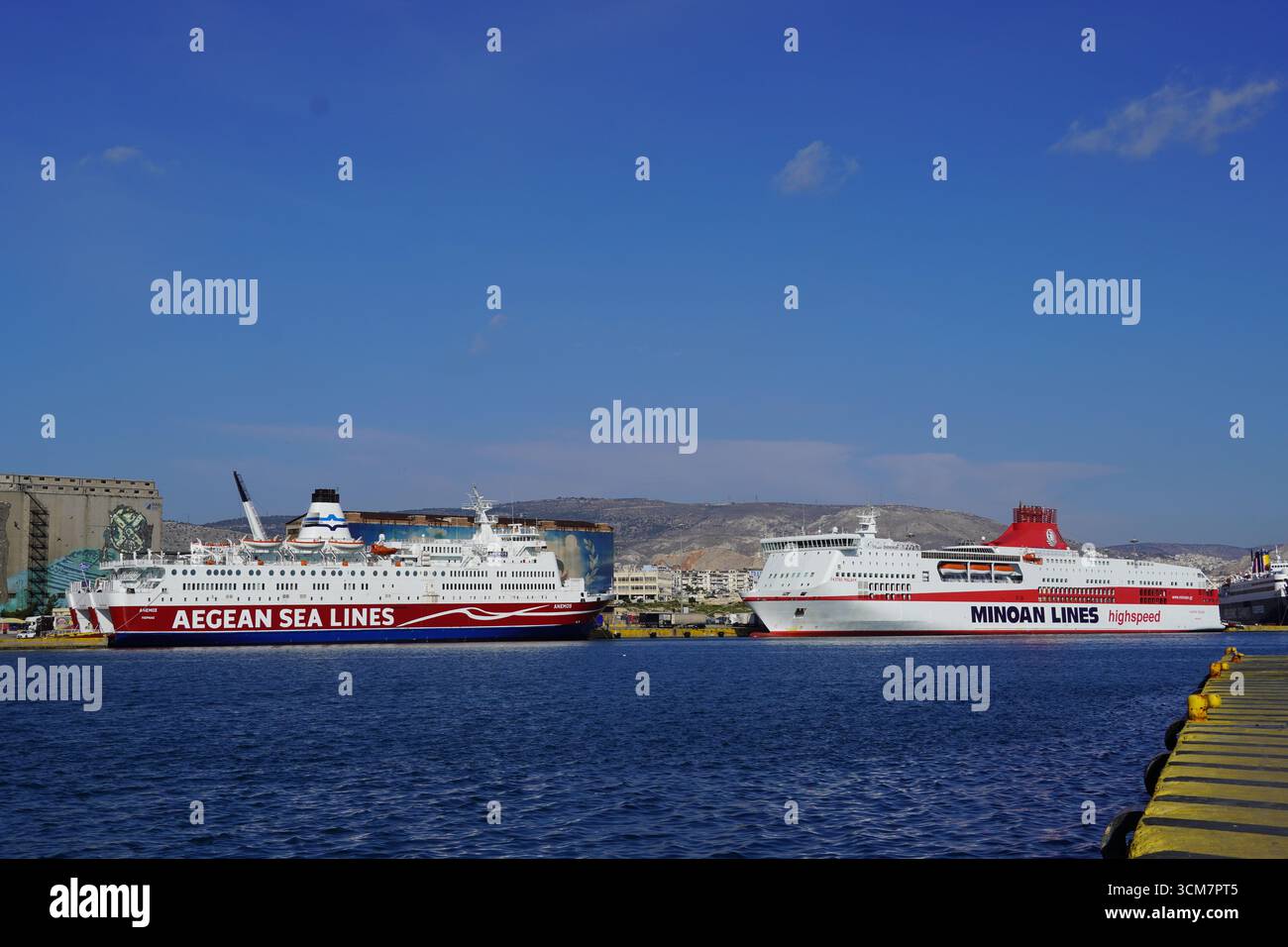 1° gennaio 2024, Pireo, Grecia. Traghetti per auto e passeggeri nel porto Foto Stock