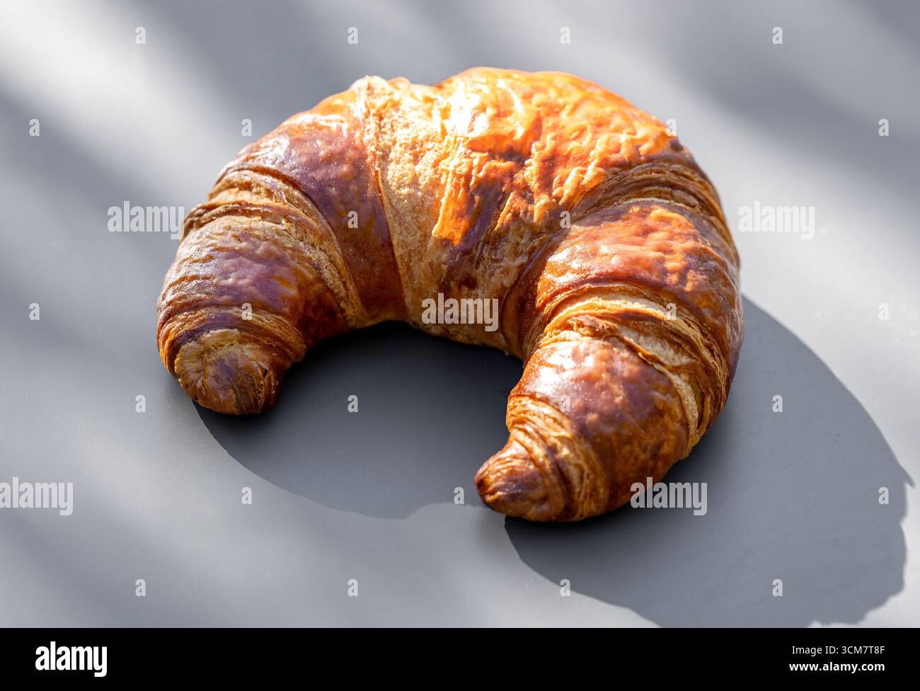 croissant appena sfornato per la colazione su un tavolo grigio Foto Stock
