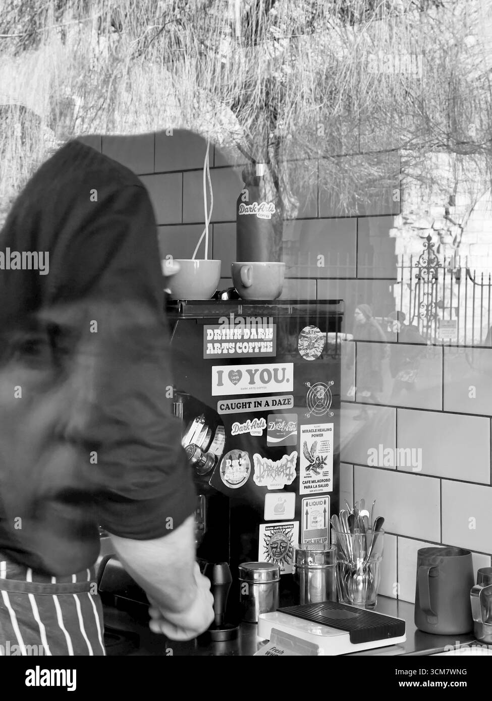 Barista Abstract Reflections al Coffee Shop Foto Stock