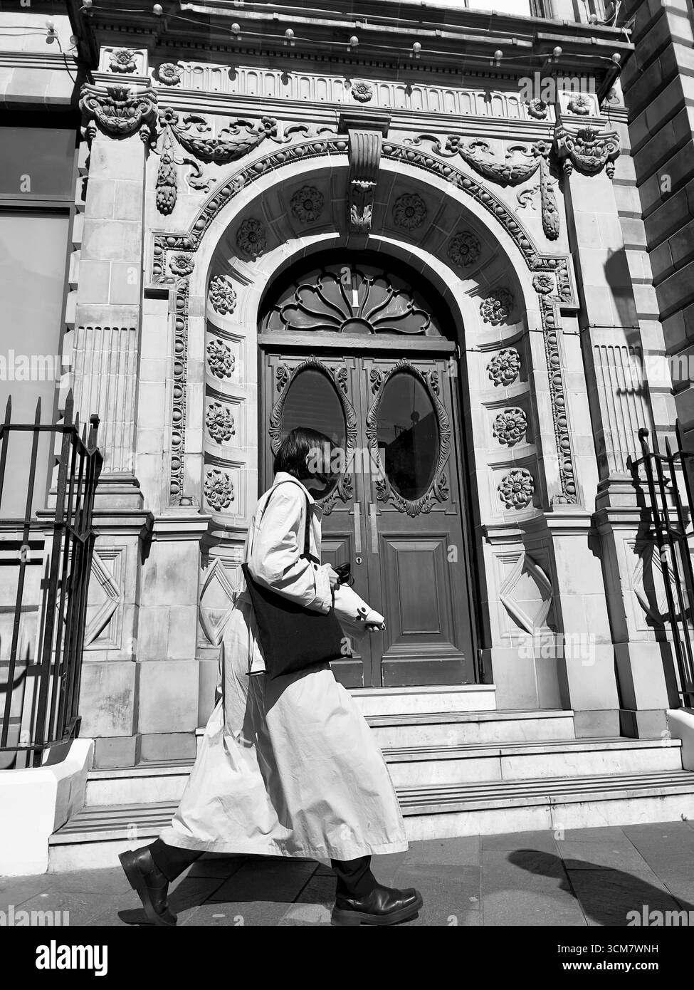 Lady Walking a Londra - Immagine stock catturata con smartphone