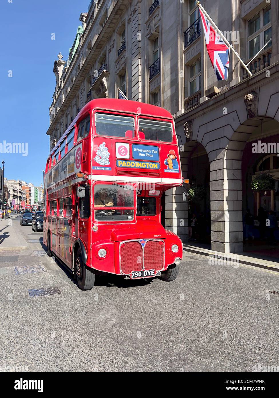 Autobus turistico della vecchia Londra fuori dal Ritz Hotel - Immagine stock catturata con smartphone