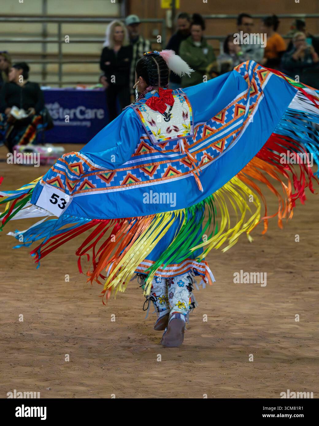Una donna amerinda che dona la Fancy Shawl Dance a un Powwow nativo americano a Moab, Utah. Foto Stock
