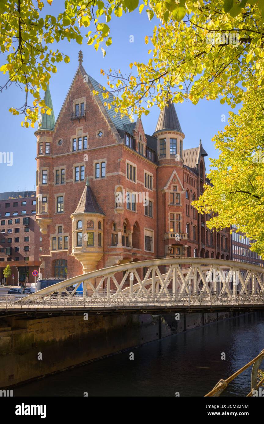 Ammirata per i suoi splendidi disegni in mattoni rossi, Speicherstadt risplende sotto un cielo azzurro. Foto Stock
