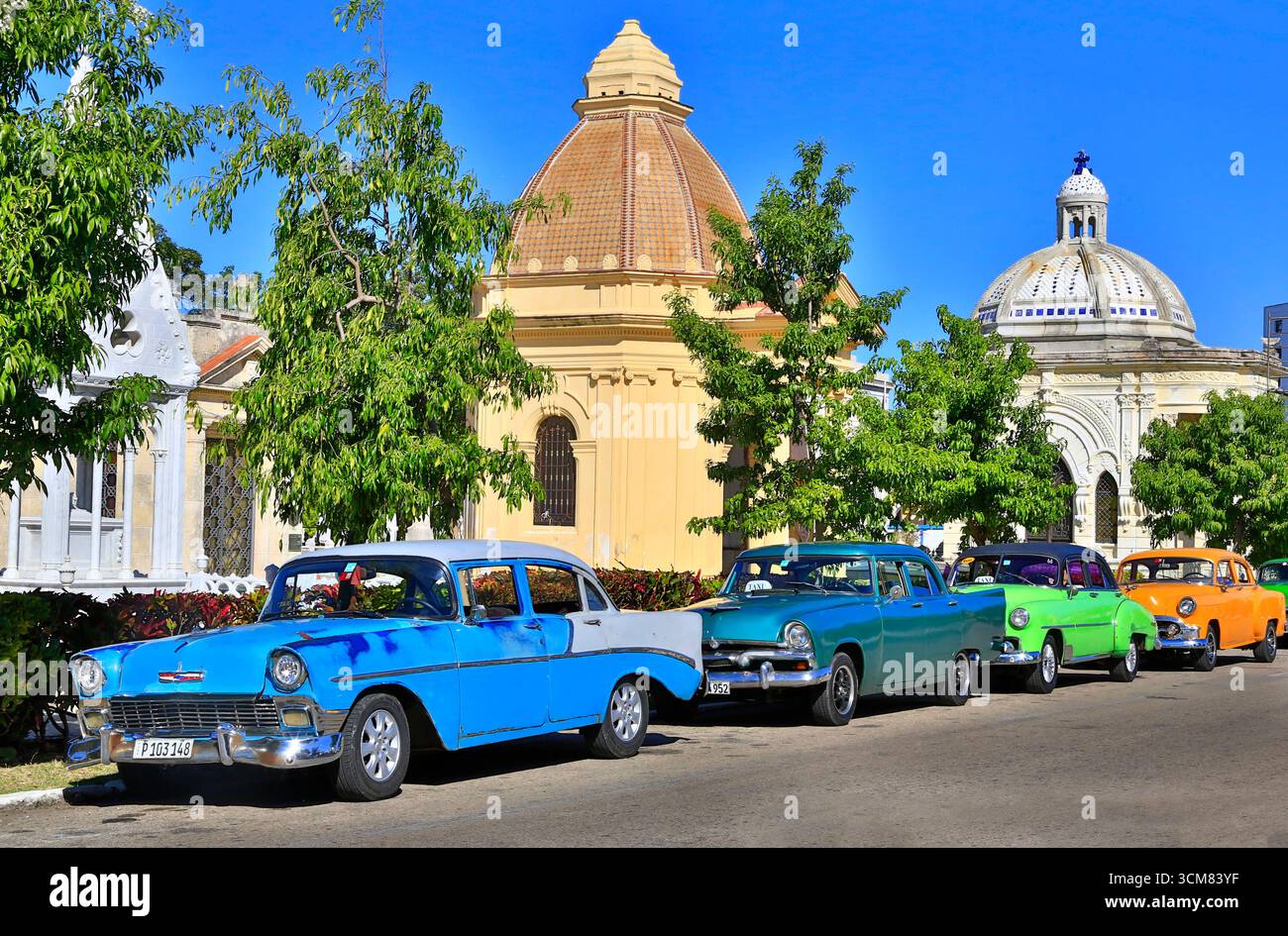 Auto d'epoca americana degli anni '1950 parcheggiate lungo il cimitero di Necropolis Cristobal Colon Foto Stock