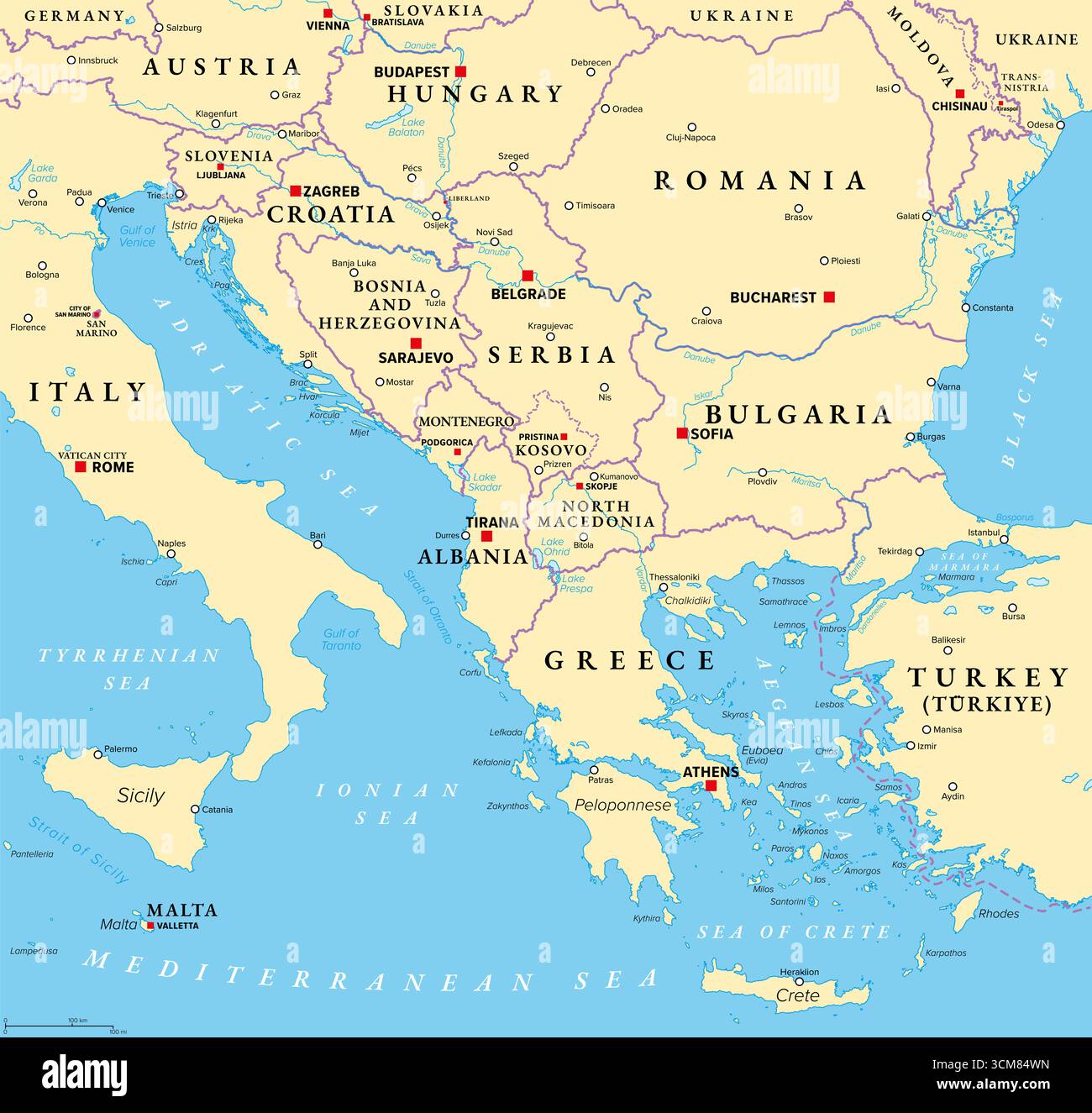 I Balcani, e la penisola balcanica, mappa politica, con confini nazionali, capitali e grandi città. Zona geografica dell’Europa sudorientale. Foto Stock