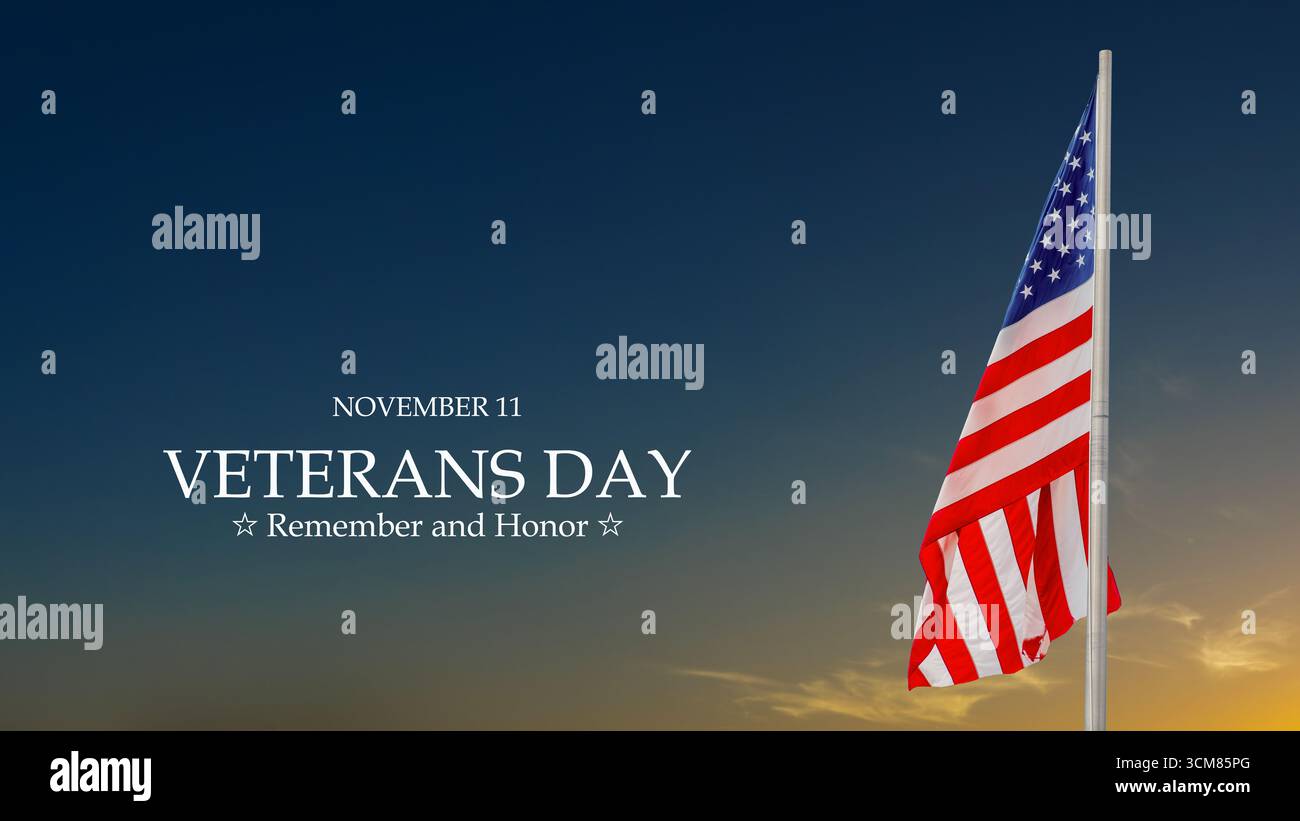 11 novembre, Veterans Day, ricorda e onora scritti sullo sfondo del cielo del tramonto con una bandiera americana su un palo Foto Stock