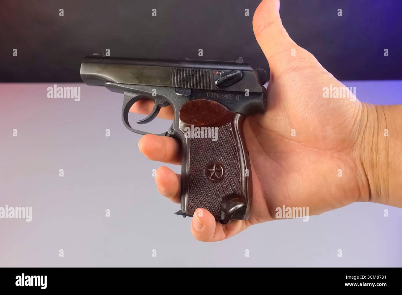 Nuova pistola makarov in mano maschile arma individuale. Foto Stock