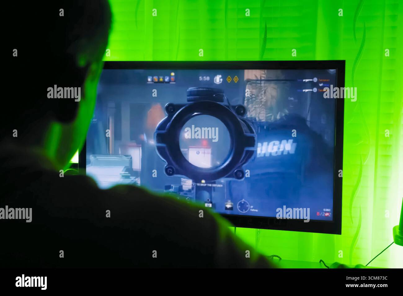 Videogamer streamer, gioco sparatutto su monitor, Foto Stock
