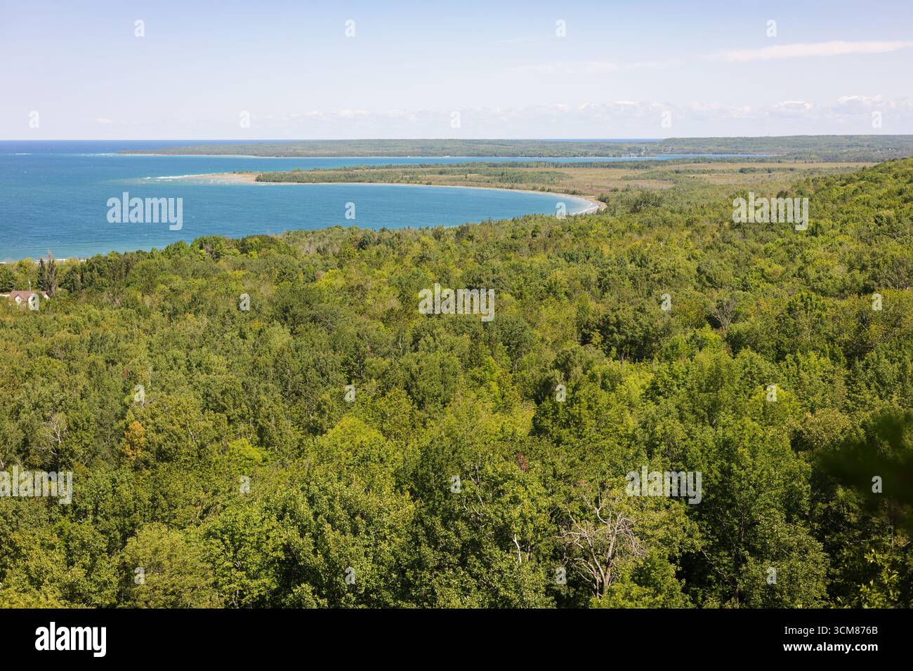 Sentiero escursionistico che si affaccia sulla baia di Neyaashiinigmiing, Ontario Foto Stock