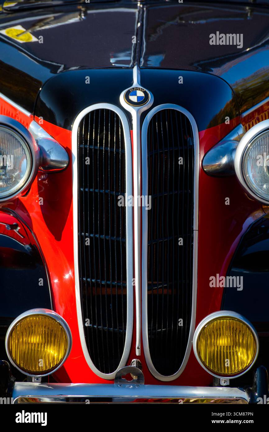 uzhhorod, ucraina - 31 ottobre 2021: vista frontale ravvicinata di una bmw 321 rossa con cappuccio nero. classico temporizzatore anni '40 mostra di veicoli d'epoca su narodn Foto Stock