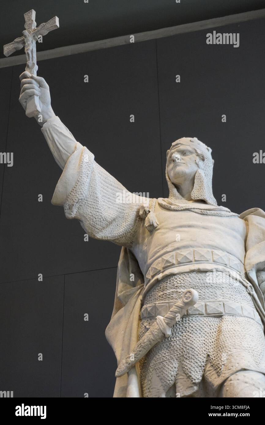 Primo piano verticale di una statua di Alberto l'Orso, il margravio medievale di Brandeburgo e duca di Sassonia, con una croce; cavaliere cristiano Foto Stock