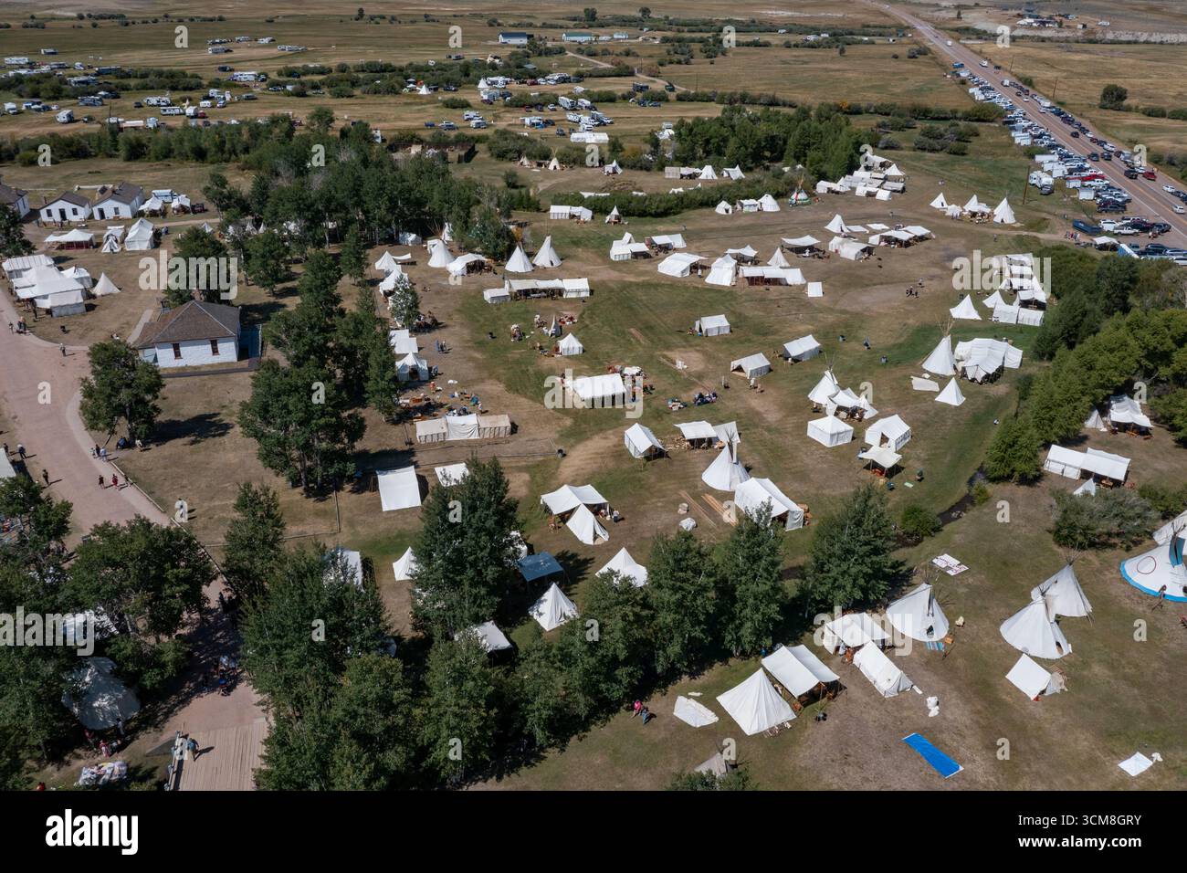Veduta aerea del Fort Bridger Rendezvous presso il sito storico di Fort Bridger nel Wyoming, una rievocazione dell'epoca dei montani. Previa autorizzazione gran Foto Stock