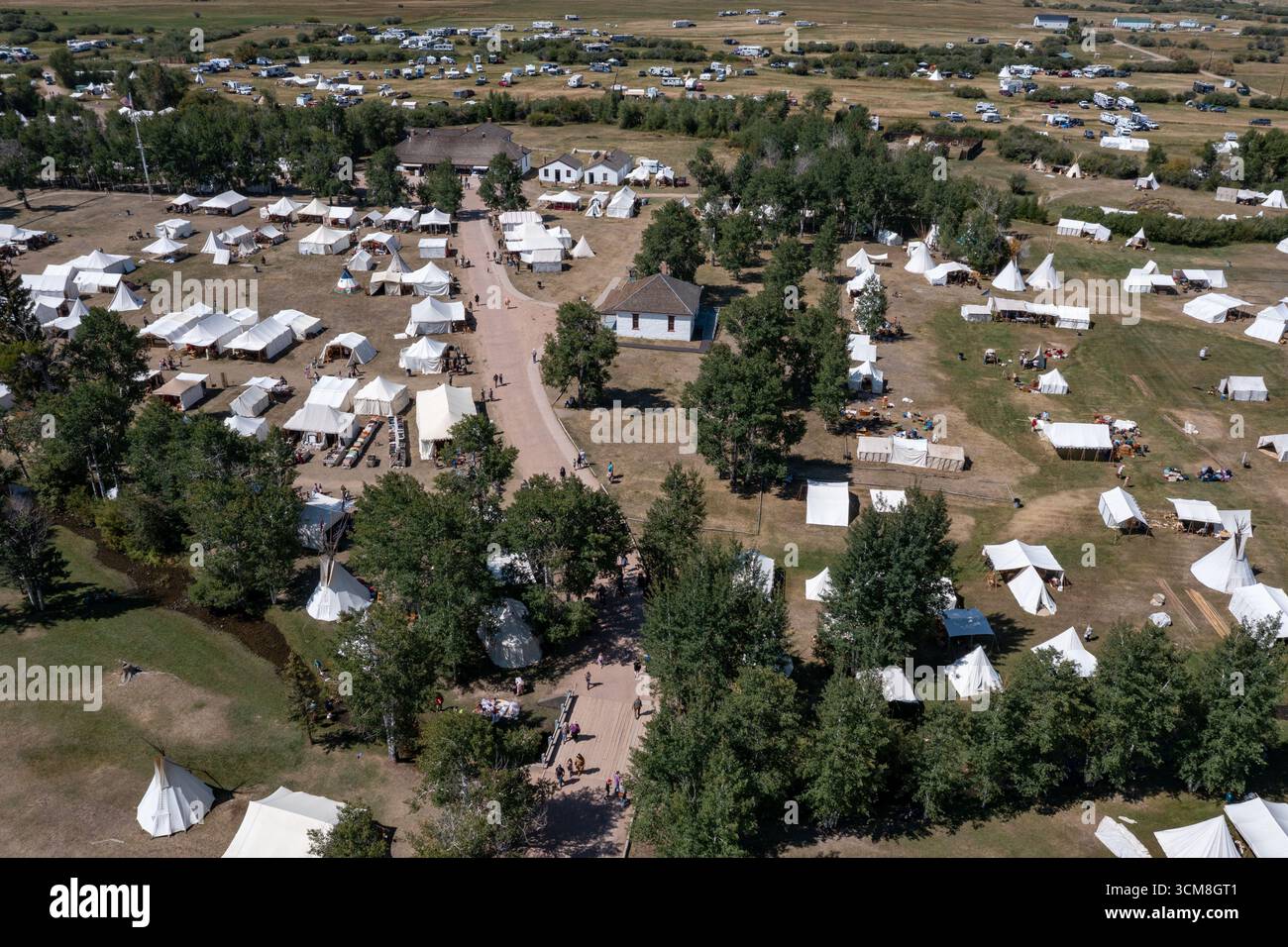Veduta aerea del Fort Bridger Rendezvous presso il sito storico di Fort Bridger nel Wyoming, una rievocazione dell'epoca dei montani. Previa autorizzazione gran Foto Stock