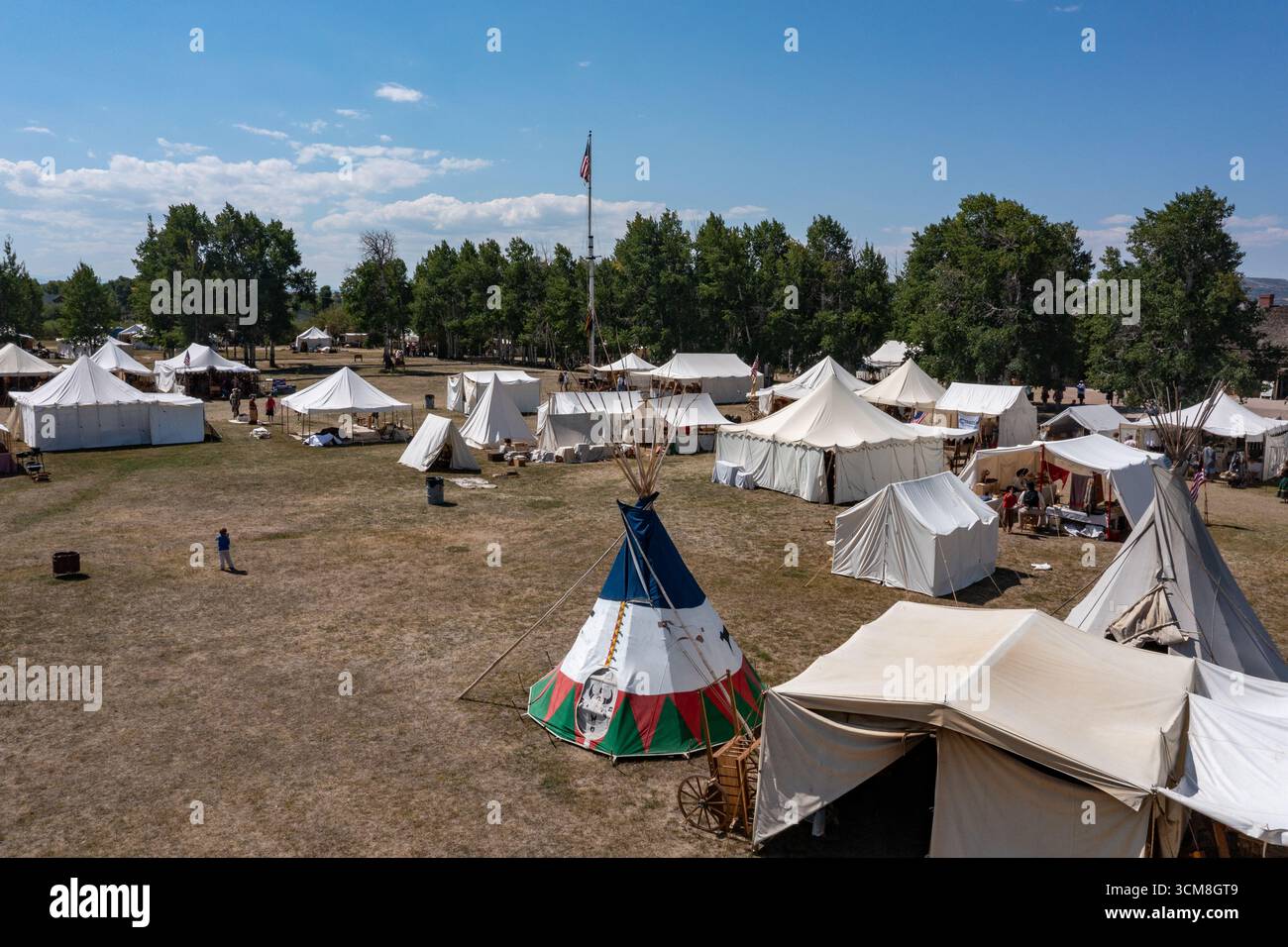 Veduta aerea del Fort Bridger Rendezvous presso il sito storico di Fort Bridger nel Wyoming, una rievocazione dell'epoca dei montani. Previa autorizzazione gran Foto Stock