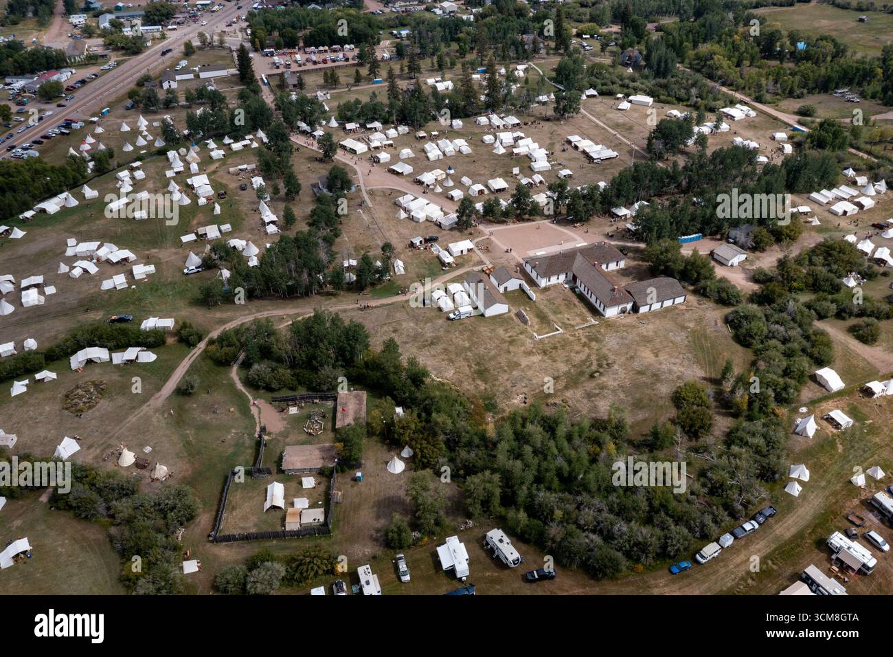 Veduta aerea del Fort Bridger Rendezvous presso il sito storico di Fort Bridger nel Wyoming, una rievocazione dell'epoca dei montani. Previa autorizzazione gran Foto Stock