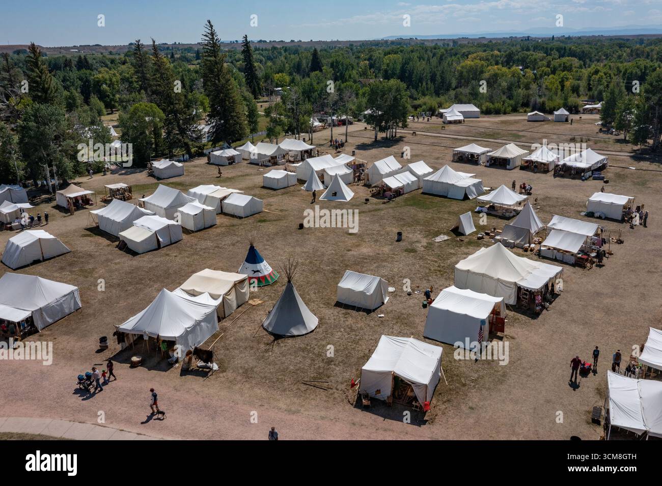 Veduta aerea del Fort Bridger Rendezvous presso il sito storico di Fort Bridger nel Wyoming, una rievocazione dell'epoca dei montani. Previa autorizzazione gran Foto Stock