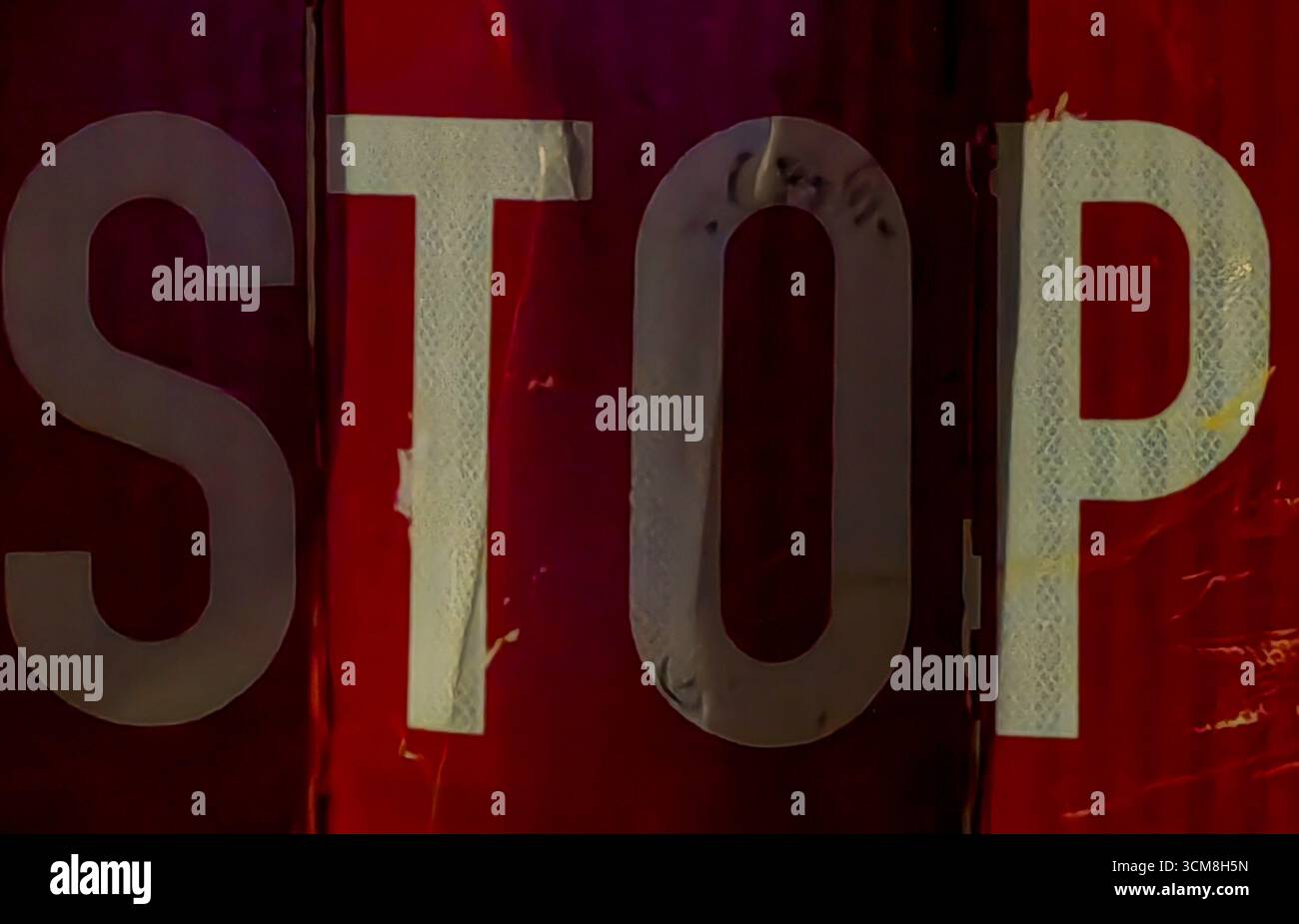 Segnale di stop di notte – lettere bianche in luce e ombra Foto Stock