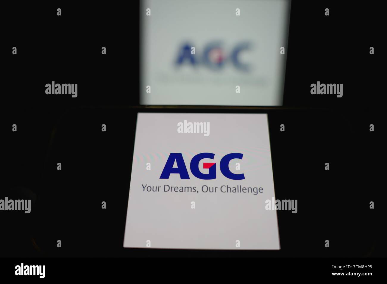 Roosendaal, Paesi Bassi - 14 settembre 2025: Logo aziendale AGC presente sull'interfaccia dello smartphone. Foto Stock