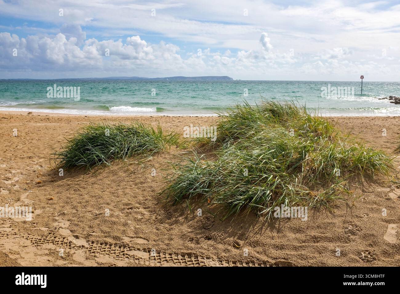 Hengistbury Head Beach a Southbourne Christchurch vicino a Bournemouth con l'Isola di Wight sullo sfondo del Regno Unito Foto Stock