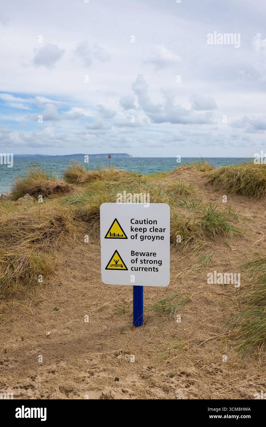 Segnali di allarme per forti correnti su Hengistbury Head Beach a Southbourne Christchurch vicino a Bournemouth, Regno Unito Foto Stock