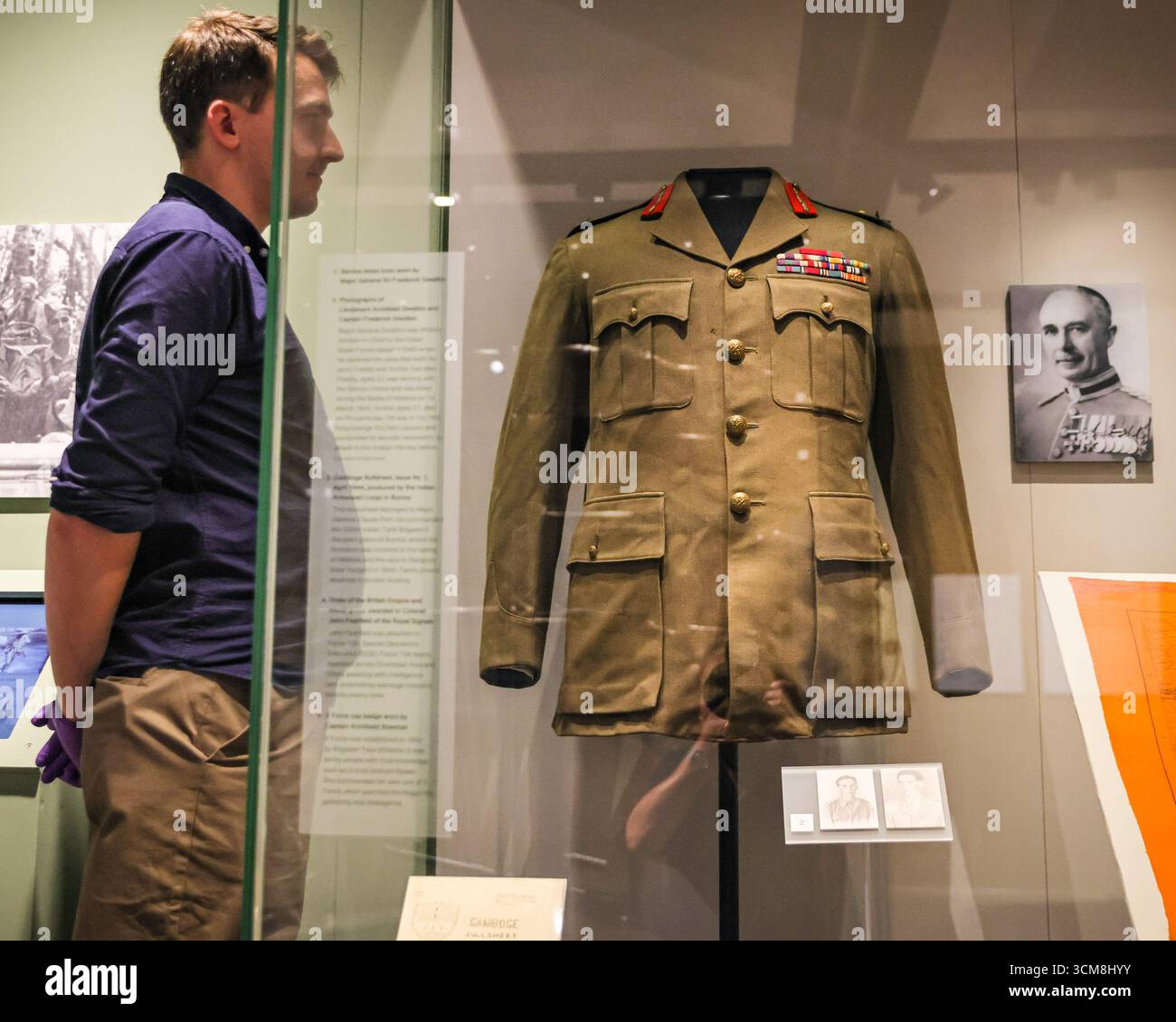 Londra, Regno Unito. 15 settembre 2025. Il conservatore Joshua Seymour con una tunica di servizio indossata dal maggiore generale Sir Frederick Gwatkin, consigliere militare in capo delle forze dello Stato indiano con sede a Delhi. Il curatore Dr. Alan Jeffreys e il conservatore Joshua Seymour con "Beyond Burma: Forgotten Armies" al Museo Nazionale dell'Esercito, segnano 80 anni dalla campagna birmana nella seconda guerra mondiale e illuminano gli eserciti "dimenticati" che vi hanno servito. La mostra si svolge fino al 13 aprile 2026. Crediti: Imageplotter/Alamy Live News Foto Stock