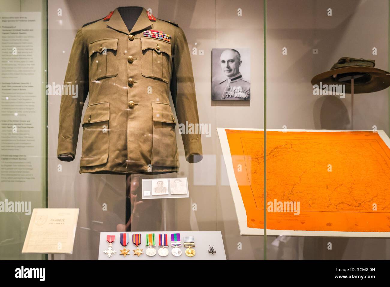 Londra, Regno Unito. 15 settembre 2025. Una tunica di servizio indossata dal maggiore generale Sir Frederick Gwatkin, consigliere militare in capo delle forze dello Stato indiano con sede a Delhi. Il curatore Dr. Alan Jeffreys e il conservatore Joshua Seymour con "Beyond Burma: Forgotten Armies" al Museo Nazionale dell'Esercito, segnano 80 anni dalla campagna birmana nella seconda guerra mondiale e illuminano gli eserciti "dimenticati" che vi hanno servito. La mostra si svolge fino al 13 aprile 2026. Crediti: Imageplotter/Alamy Live News Foto Stock