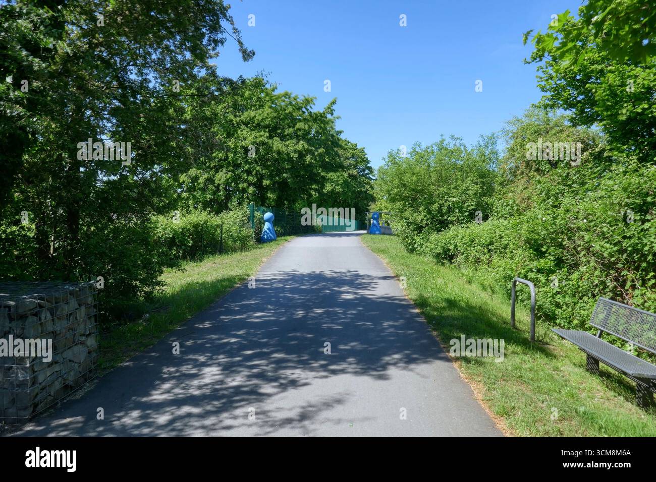 Pista ciclabile della linea ferroviaria tra Oberhausen Sterkrade e Duisburg Walsum Foto Stock